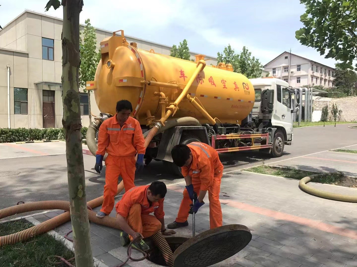 景泰化粪池清理与5-8吨吸粪车施工效率分析